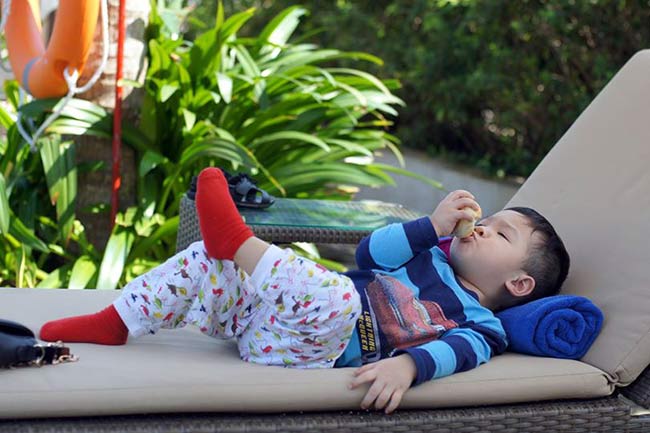 Vì điều kiện công việc của bố mẹ rất bận rộn nên Khải Minh thường xuyên phải xa bố, cậu bé được khen rất có tính tự lập.