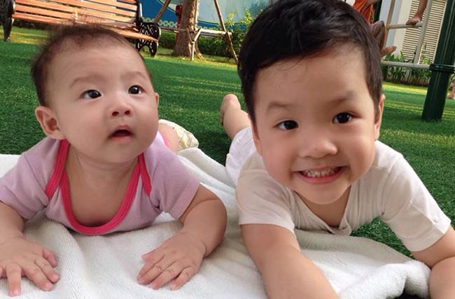 Khi đặt cạnh nhau, Khải Nguyên và Khải Minh giống nhau như hai giọt nước.