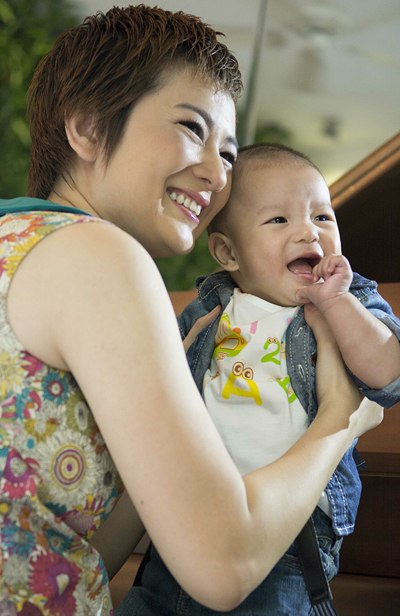 Cậu bé thừa hưởng nhiều nét đẹp của bố.