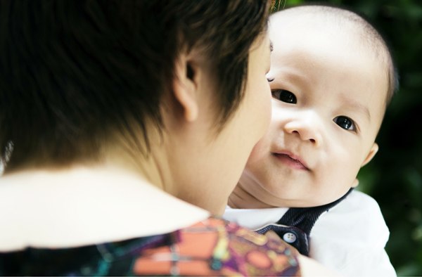 Cậu bé càng lớn càng kháu khỉnh.