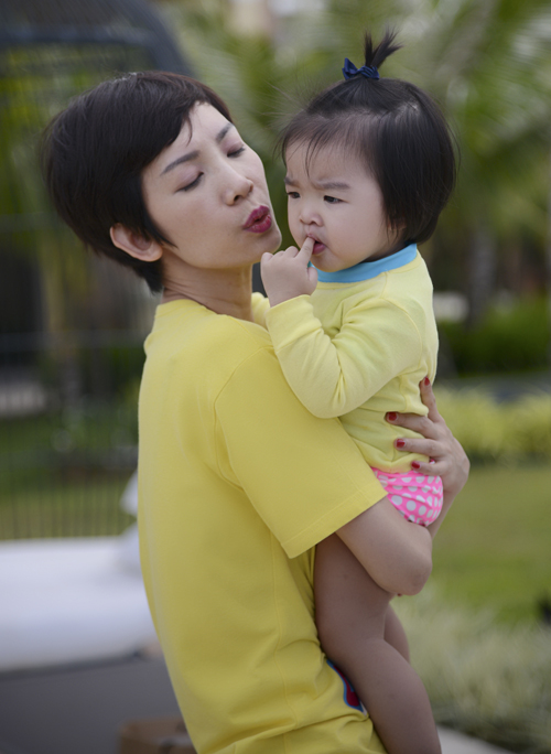 Siêu mẫu cùng con gái cưng có những khoảnh khắc đáng yêu khi dạo chơi, chụp ảnh kỷ niệm với biển xanh, cát vàng.