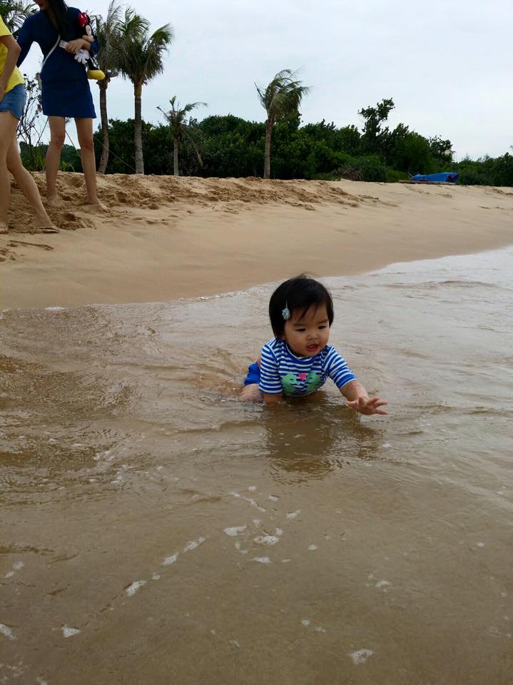 Bé Thỏ có vẻ rất thích thú khi được mẹ cho đi chơi biển.