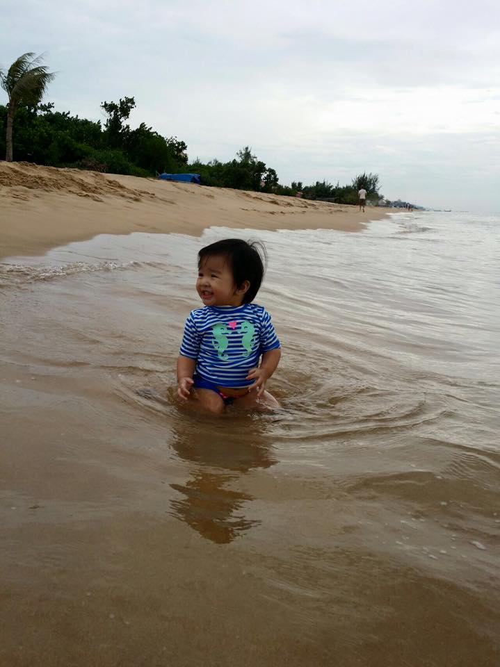 Cô bé có đôi mắt vô cùng giống mẹ.