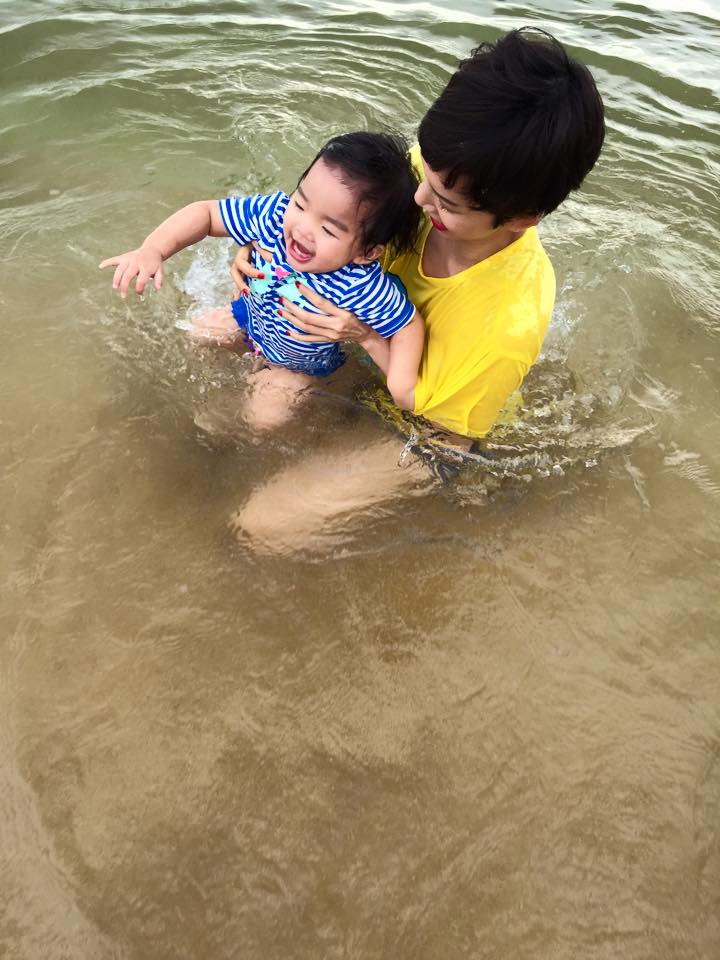 Hai mẹ con thích thú khi tắm biển.
