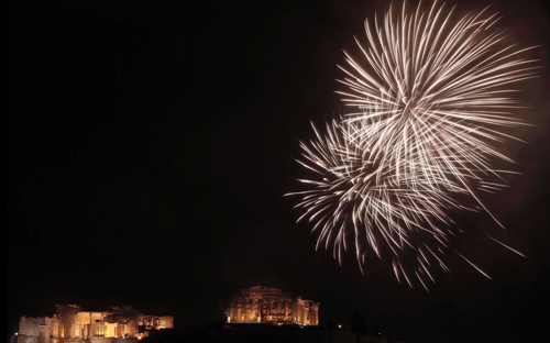 Pháo hoa trên đỉnh ngôi đền Pathenon, Athen, Hy Lạp.