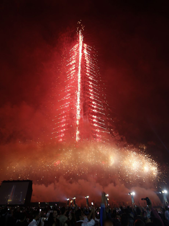 Người dân Dubai đón năm mới tại tòa tháp cao nhất thế giới Burj Khalifa.