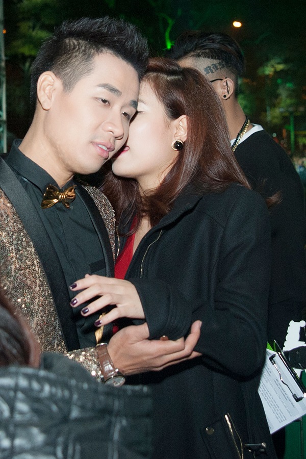 Sau khi biểu diễn xong, MC Nguyên Khang phải lấy áo cho Hoàng Thùy Linh khoác để giữ ấm.