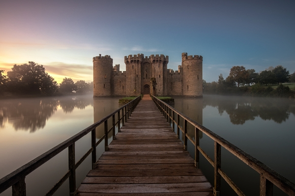 Lâu đài Bodiam nổi tiếng tọa lạc ở vùng Sussex phía đông nam nước Anh. Đây chính là tòa lâu đài “kiểu mẫu” của châu Âu: lâu đài Bodiam có hình chữ nhật, bao gồm 4 tòa tháp cao ở các góc.