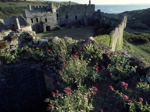 Được bao quanh trong rừng cây bụi, lâu đài Manorbier rất hợp với vùng nông thôn xứ Wales. Đây là là một trong những điểm đến du lịch nổi tiếng nhất xứ Wales.