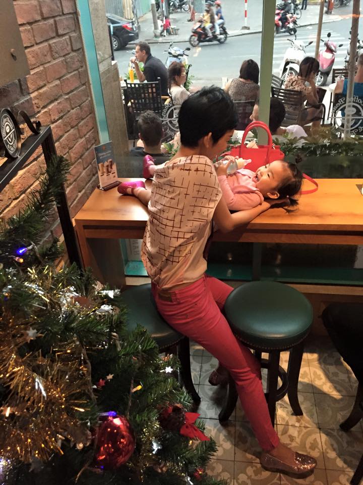 Xuân Lan hạnh phúc bên con trong những buổi đi chơi.