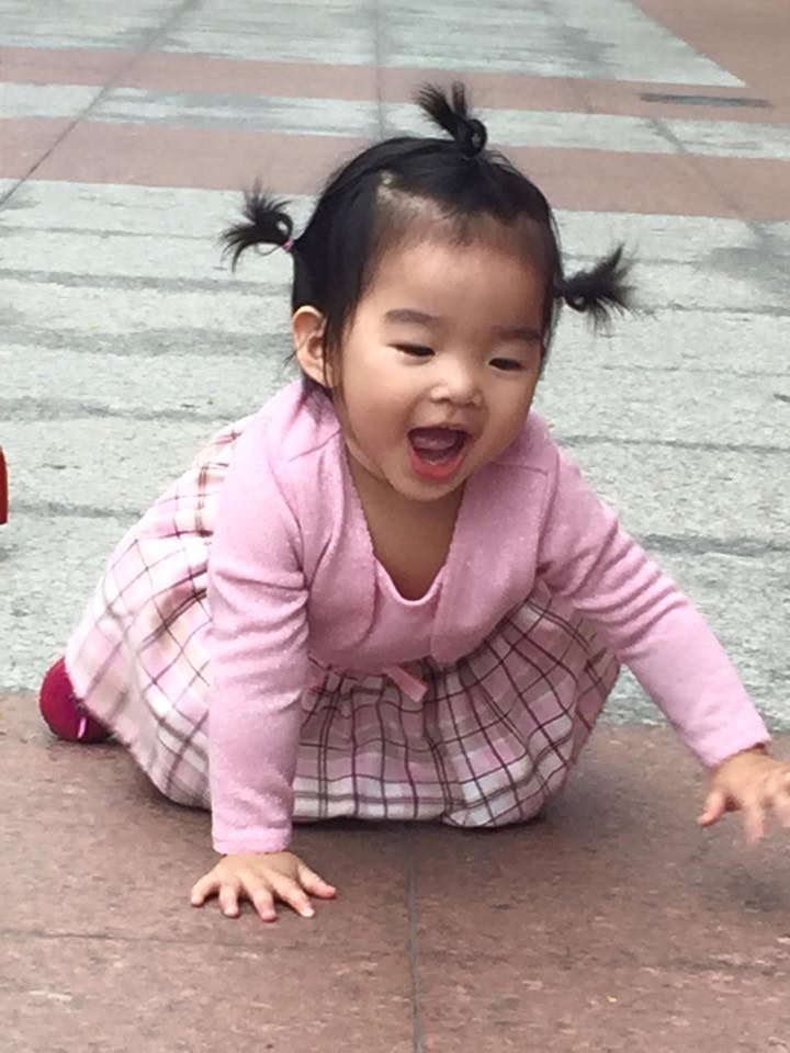Không cần ai bên cạnh, cô bé có thể tự chơi đùa một mình.