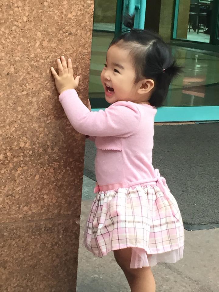 Ngay từ nhỏ, bé Thỏ đã được mẹ Xuân Lan cho làm quen với ống kính máy ảnh. Vì thế, cô bé rất dạn dĩ và quen thuộc với các thiết bị ghi hình.