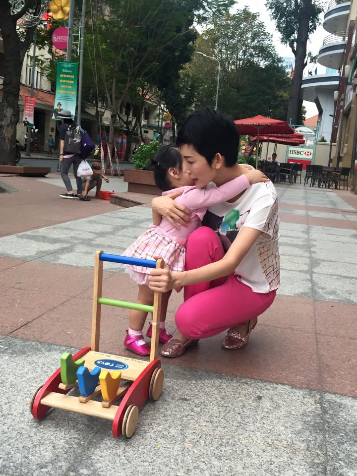 Cô đã bỏ ngoài tai tất cả những dư luận về việc làm mẹ đơn thân để dành hết tình yêu thương cho bé Thỏ (tên ở nhà của con gái Xuân Lan) như một sự bù đắp.