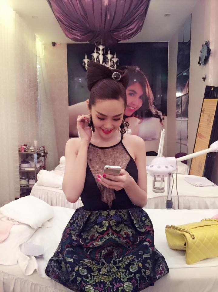 Linh Chi gợi cảm khoe vòng một.
