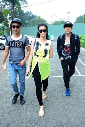 Đông Nhi khoe được hai chàng trai hộ tống, trogn đó có bạn trai Ông Cao Thắng.