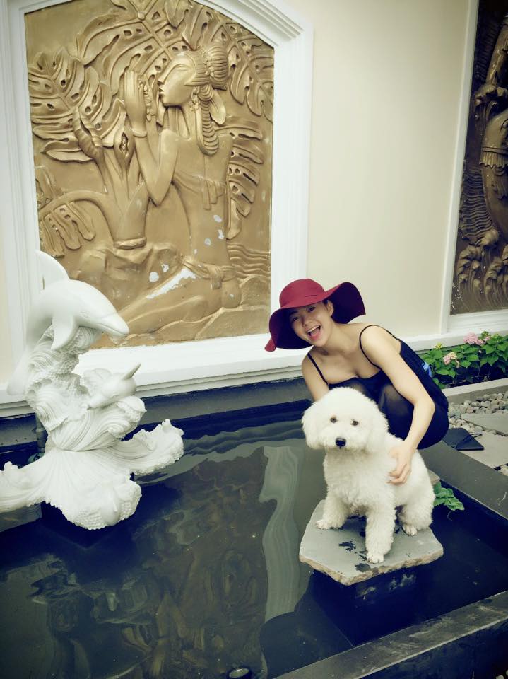 Minh Hằng chơi cùng chú cún cưng trong vườn nhà.