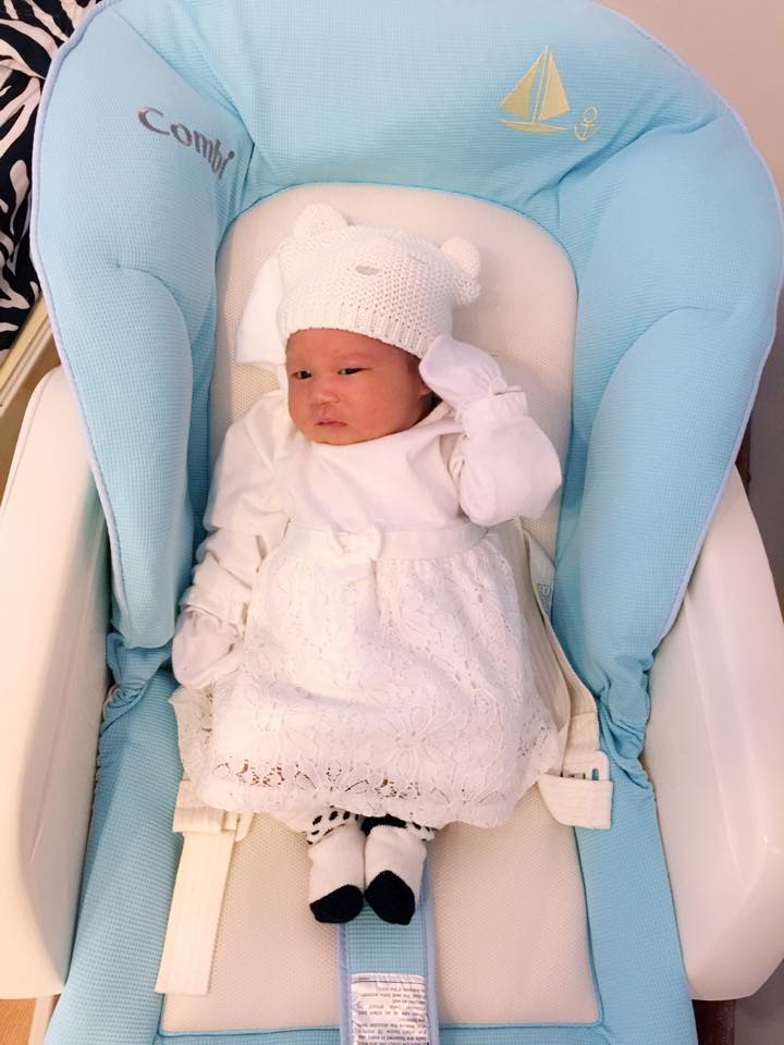 Vốn đã có kinh nghiệm chăm 2 con nhỏ nên Minh Hà rất thoải mái trong việc nuôi bé Sunny.
