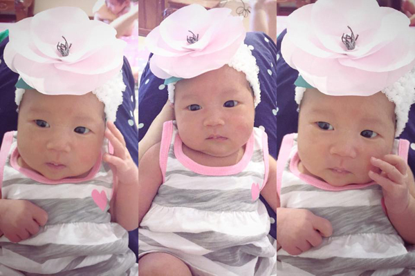 Cô bé có những biểu cảm đáng yêu khi được mẹ làm điệu.