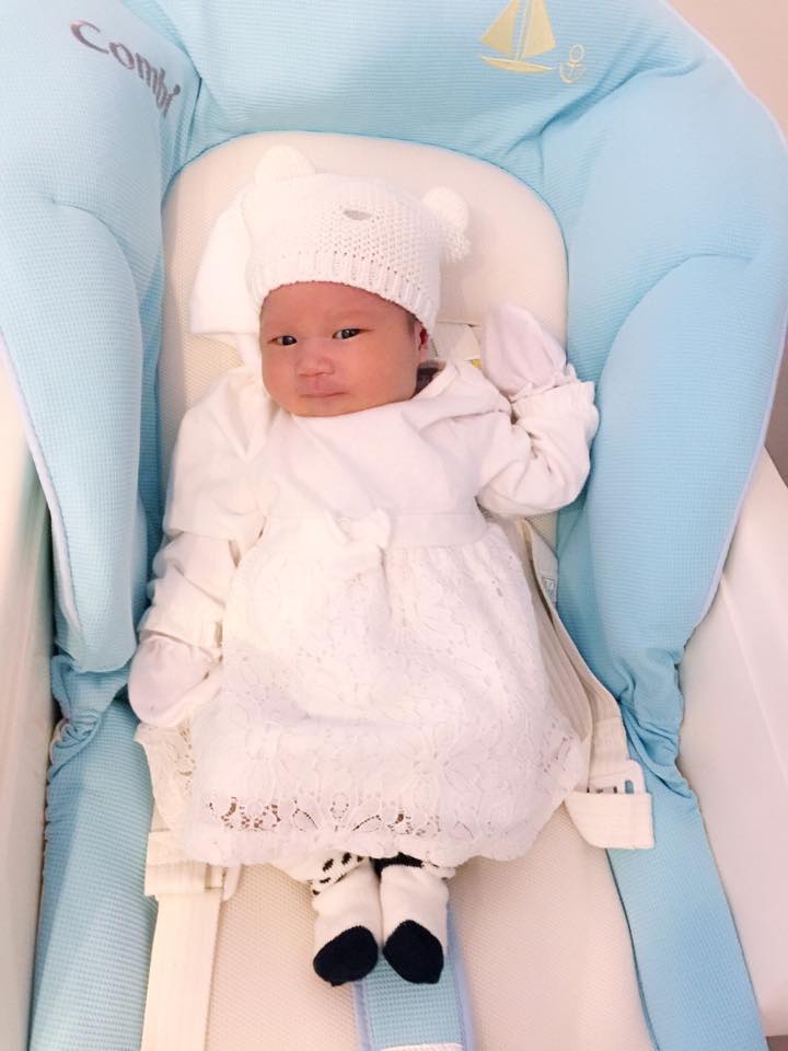Nhiều người nhận xét khuôn mặt của Sunny rất giống với hai anh chị trước của bé. Bé Sunny có đôi mắt và miệng rất giống với cô chị gái Cherry.
