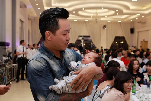 Ở tuổi 36 mới có con đầu lòng nên Tuấn Hưng rất hạnh phúc. Anh liên tục chia sẻ những hình ảnh và tình cảm dành cho con trai.