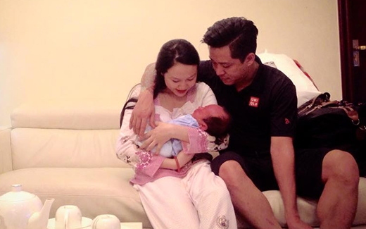 Hình ảnh hiếm hoi của Tuấn Hưng và vợ con.