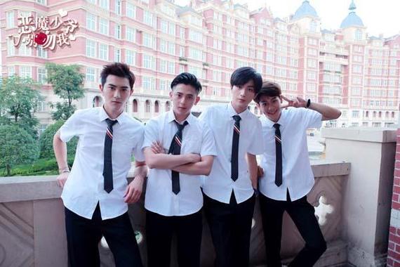 Mới đây, Hương Tràm tiếp tục khiến dư luận dậy sóng khi xuất hiện với Shbet999 com đăng nhập khoe vòng một phản cảm tại một sự kiện ngày 7/1.