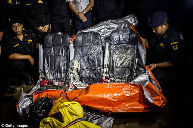 Lực lượng bảo về bờ biển Indonesia thu hồi các ghế ngồi của chiếc máy bay AirAsia QZ8501 từ đáy biển.