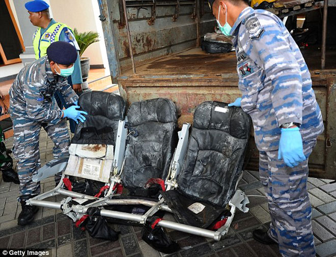 'Chúng tôi đã thành công khi thu được một phần quan trọng của chiếc máy bay. Phần đuôi được xác nhận rằng đã tìm thấy', ông Soelitsyo nói.
