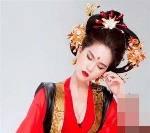 Sau khi hóa thân thành Tiểu Long Nữ, Ngọc Trinh tiếp tục hóa thân thành Võ Tắc Thiên.