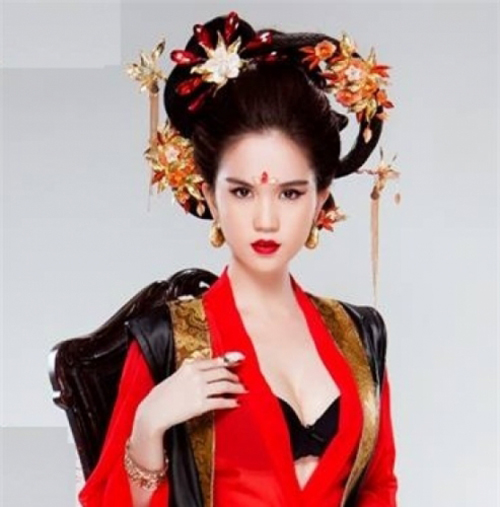 Xét về nhan sắc, thần thái thì Ngọc Trinh kém xa diễn viên họ Phạm.