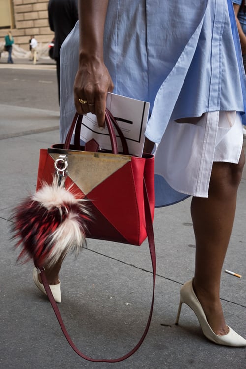Những mẫu tag bags xinh xắn được thiết kế trên chất liệu lông nhân tạo của nhiều thương hiệu thực sự 'gây sốt' trong mùa thời trang thu đông 2014/2015.