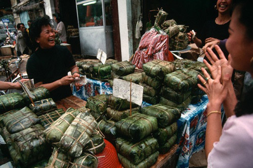 Quầy hàng bánh chưng, giò lụa trước dịp Tết.