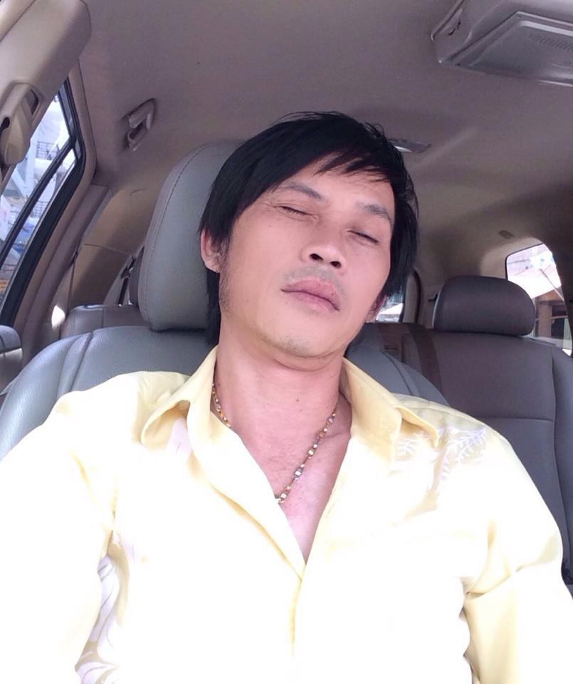 Hoài Linh: 'Nhờ em đọc báo mà em mới phát hiện ra có nhiều căn bệnh như ' Bỏng mắt ' , ' phát sốt' , ' sốc nặng' , ' nghẹt thở ' , đốn tim ' ..........Khi lên mạng . Thôi không lên mạng nữa cho lành'.