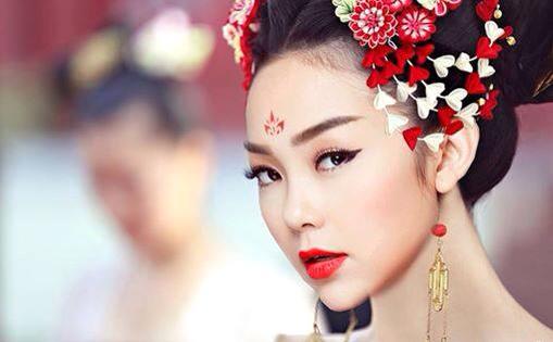 Minh hằng đẹp lỗng lẫy giống mỹ nhân phim cổ trang.