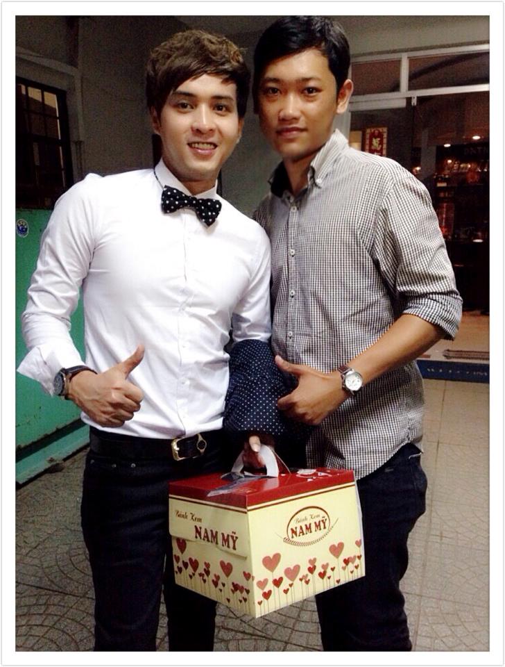 Hồ Quang Hiếu được fan tặng quà.