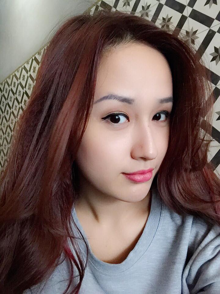Mai Phương Thúy xinh xắn với khuôn mặt trang điểm nhẹ nhàng.