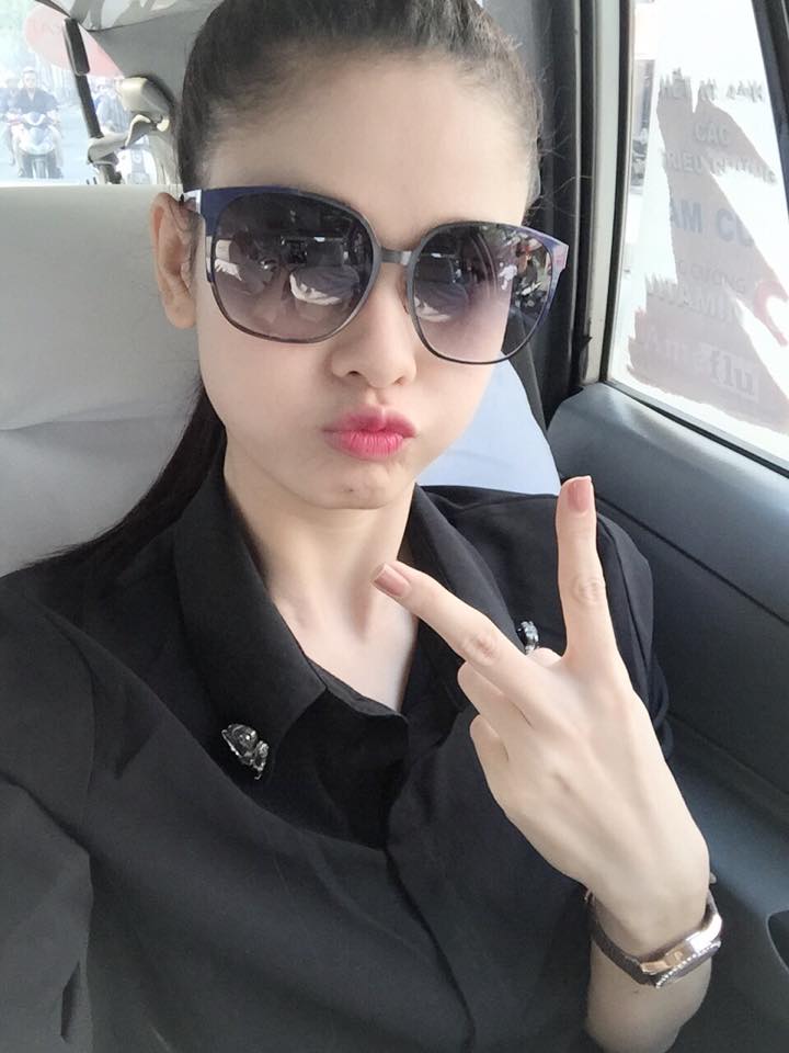 Trương Quỳnh Anh tươi tắn đi diễn.