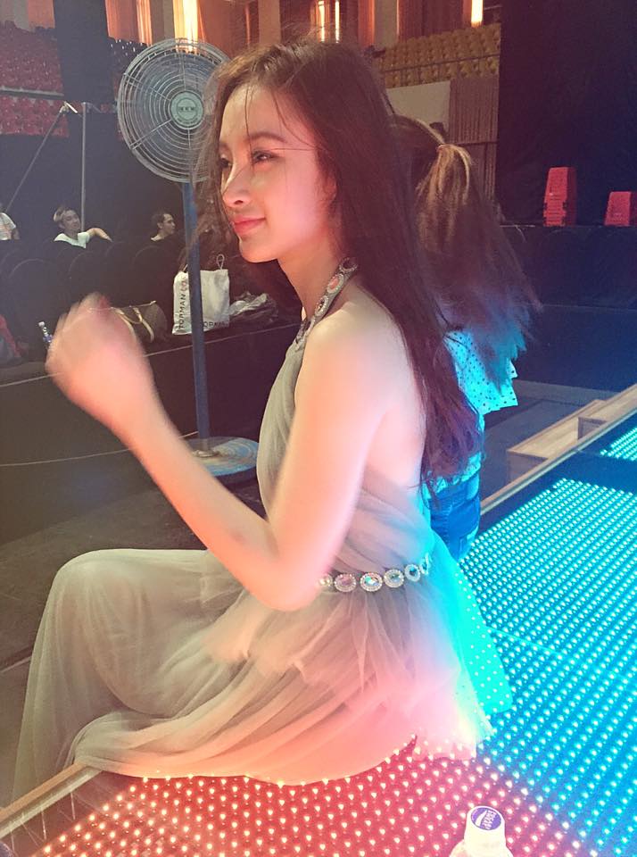Angela Phươgn Trinh:'Chớ cúi đầu, vương miện sẽ rơi mất! Không được rơi lệ, kẻ xấu sẽ có dịp cười hả hê!”.