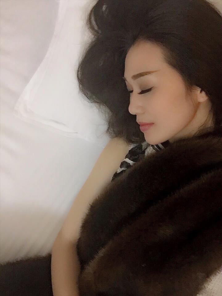 Khánh My bị ốm nhưng vẫn dậy sớm để đi quay phim.