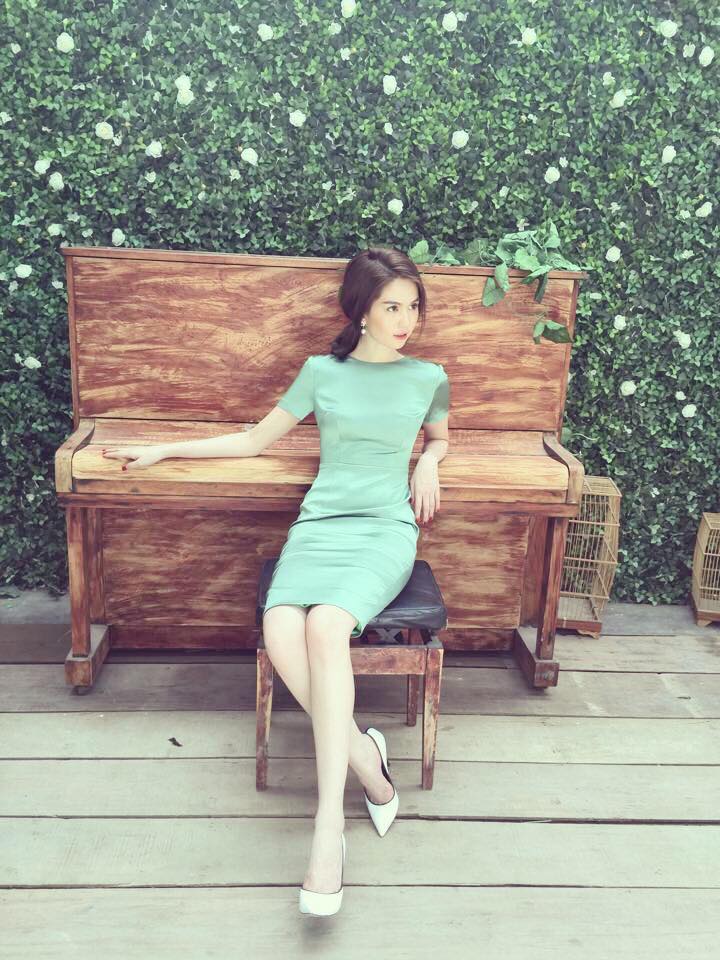Với phong cách nữ tính, Ngọc Trinh cũng khoác lên mình nhiều bộ váy, áo màu pastel mang lại vẻ nữ tính dịu dàng.