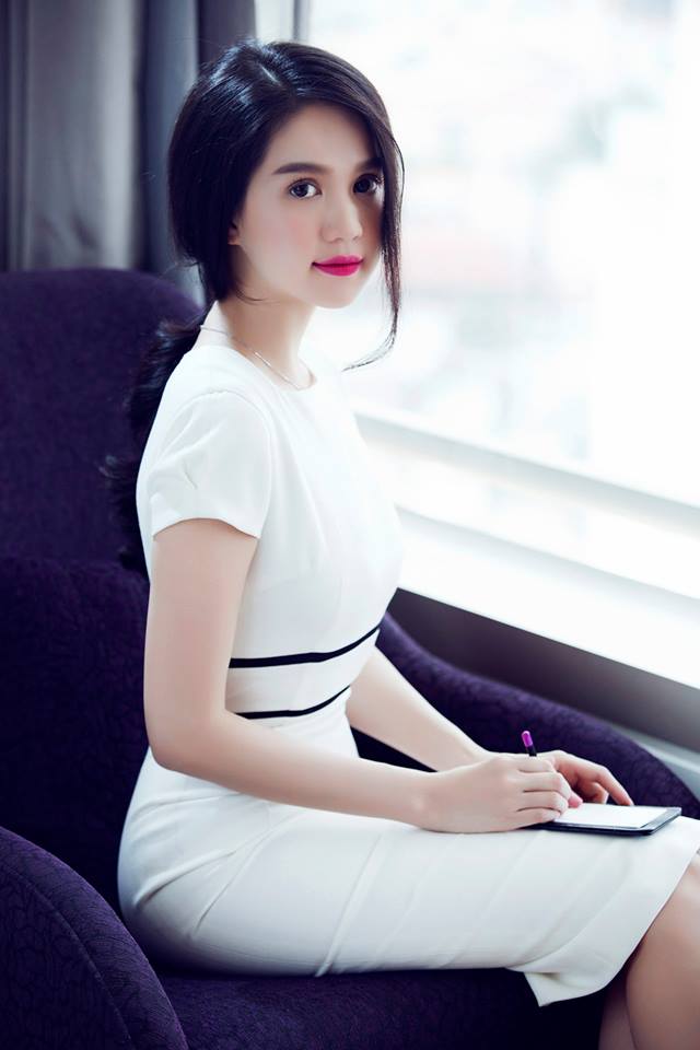 Mỗi bộ Shbet999 com đăng nhập của Ngọc Trinh rất ít khi quá hai màu.