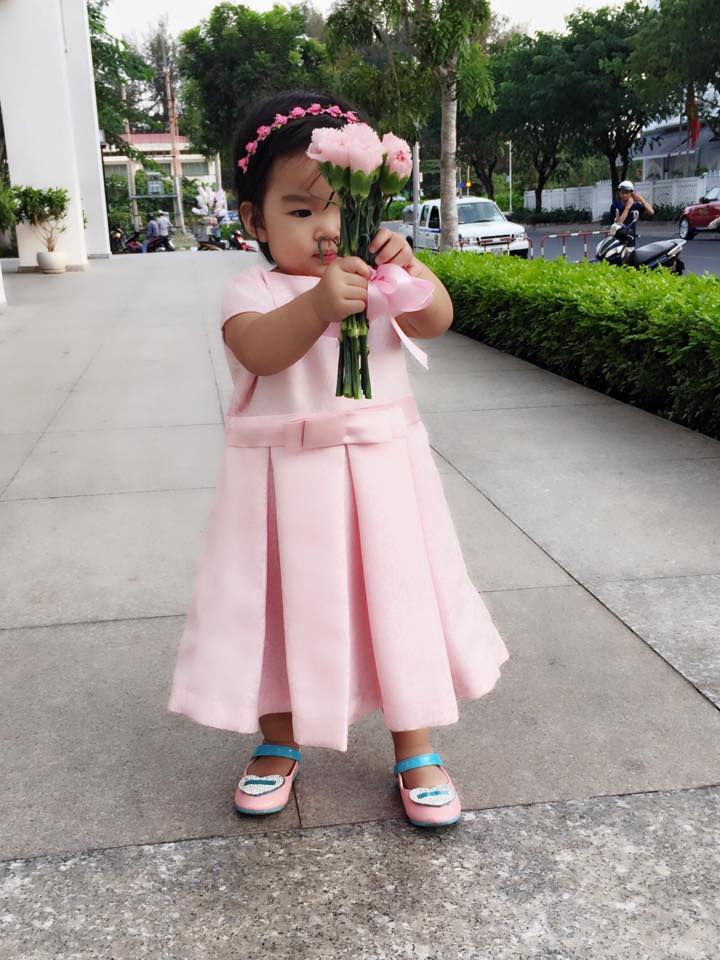 Được đến chỗ đông người nên bé Thỏ không ngừng ngó nhìn xung quanh.
