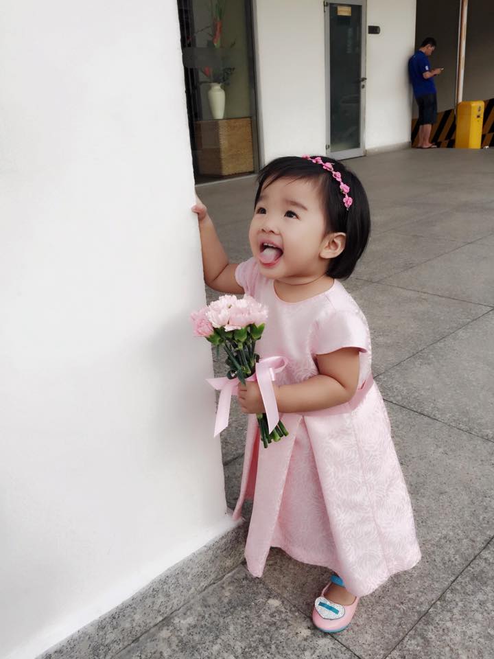 Biểu cảm vô cùng đáng yêu của cô bé.