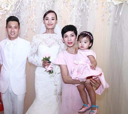 Mẹ con Xuân Lan chụp ảnh kỷ niệm cùng cô dâu chú rể.