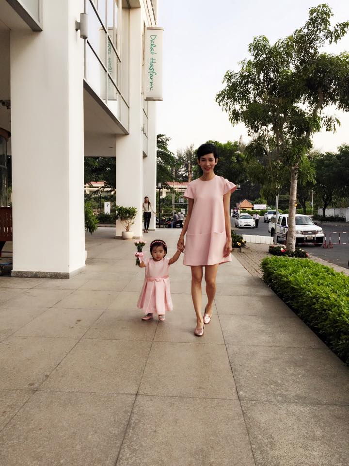 Bé Thỏ đã hơn 1 tuổi và đang chập chững biết đi.