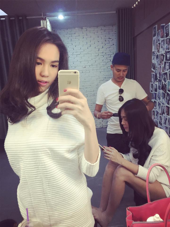 Ngọc Trinh khoe hậu trường chụp ảnh cùng Linh Chi.
