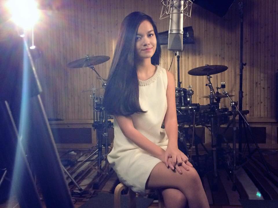 Phạm Quỳnh Anh điệu đà trong phòng thu.