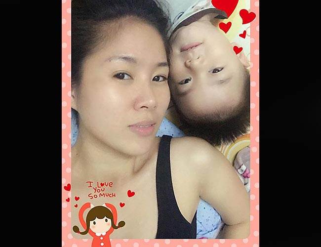 Lê Phương vừa một mình chăm con, vừa vất vả làm việc kiếm tiền.