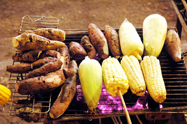 Khoai nướng, ngô nướng vỉa hè.