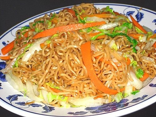 Mì tôm được nhiều người ưa chuộng bởi tính tiện lợi và nhanh gọn, nhưng trong thành phần của nó chứa nhiều chất béo bão hòa, chất bột và ít chất xơ làm tăng nguy cơ bị các bệnh tim mạch.